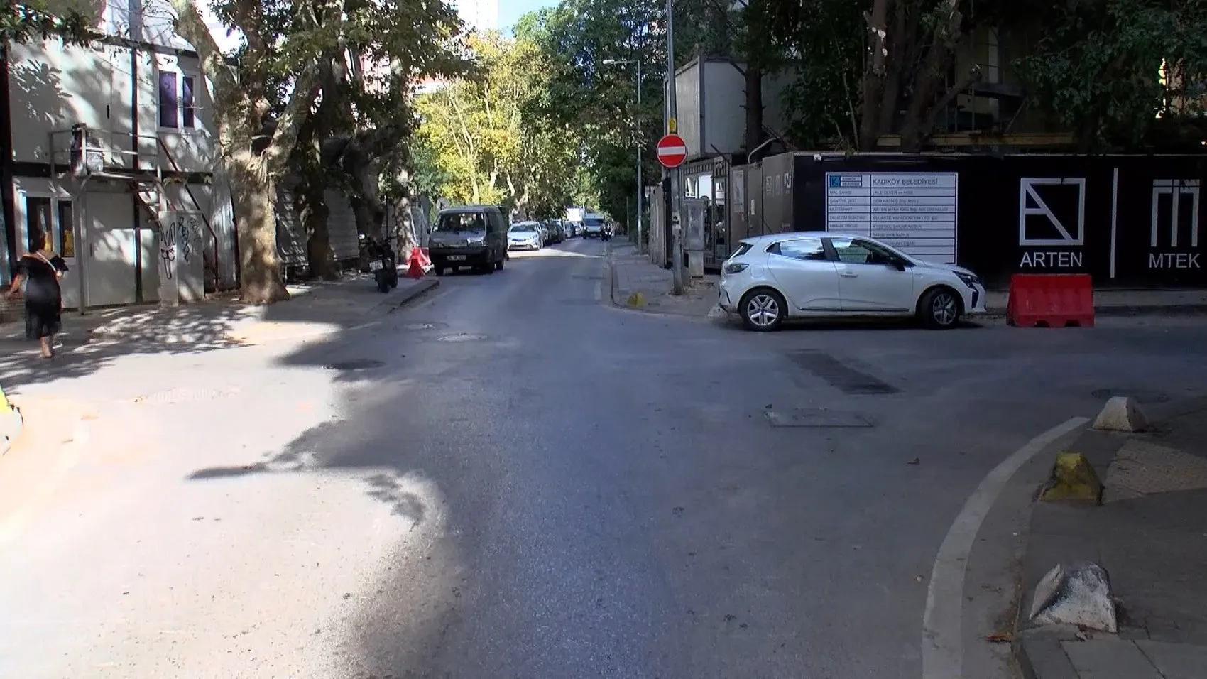 Motosiklet otomobile çarptı, iki yaralı kamerada