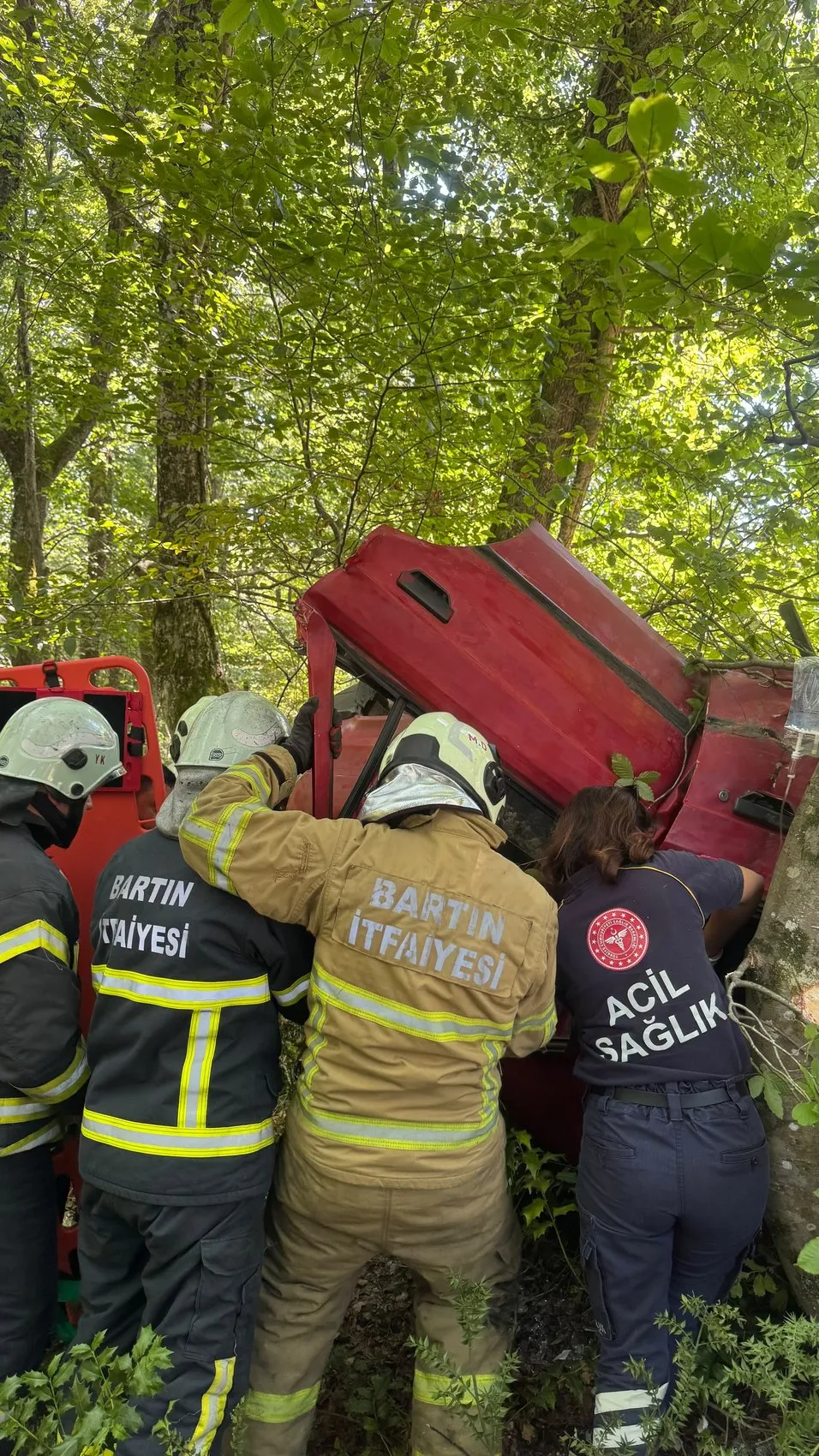 Bartın'da kontrolden çıkan araç ağaca çarptı