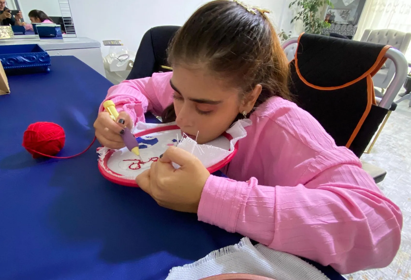 Doktorların yaşamaz dediği Ecenur 18 yaşında hayata tutundu