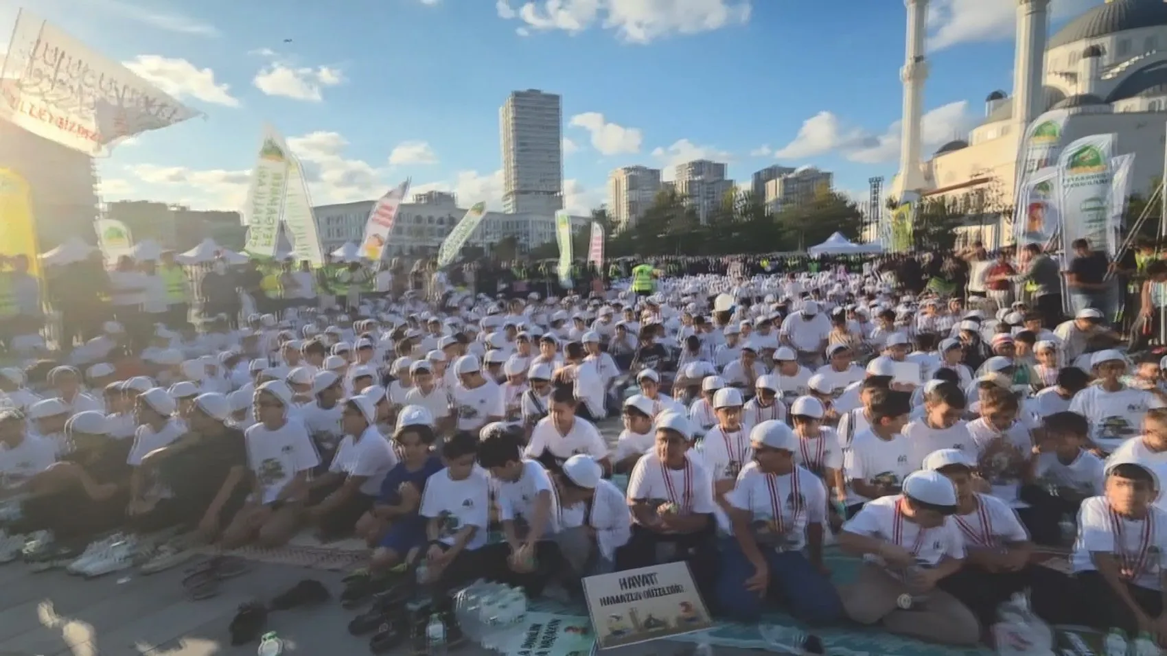 Başakşehir’de yüzlerce çocuk namaz eğitimi sonrası bir araya geldi