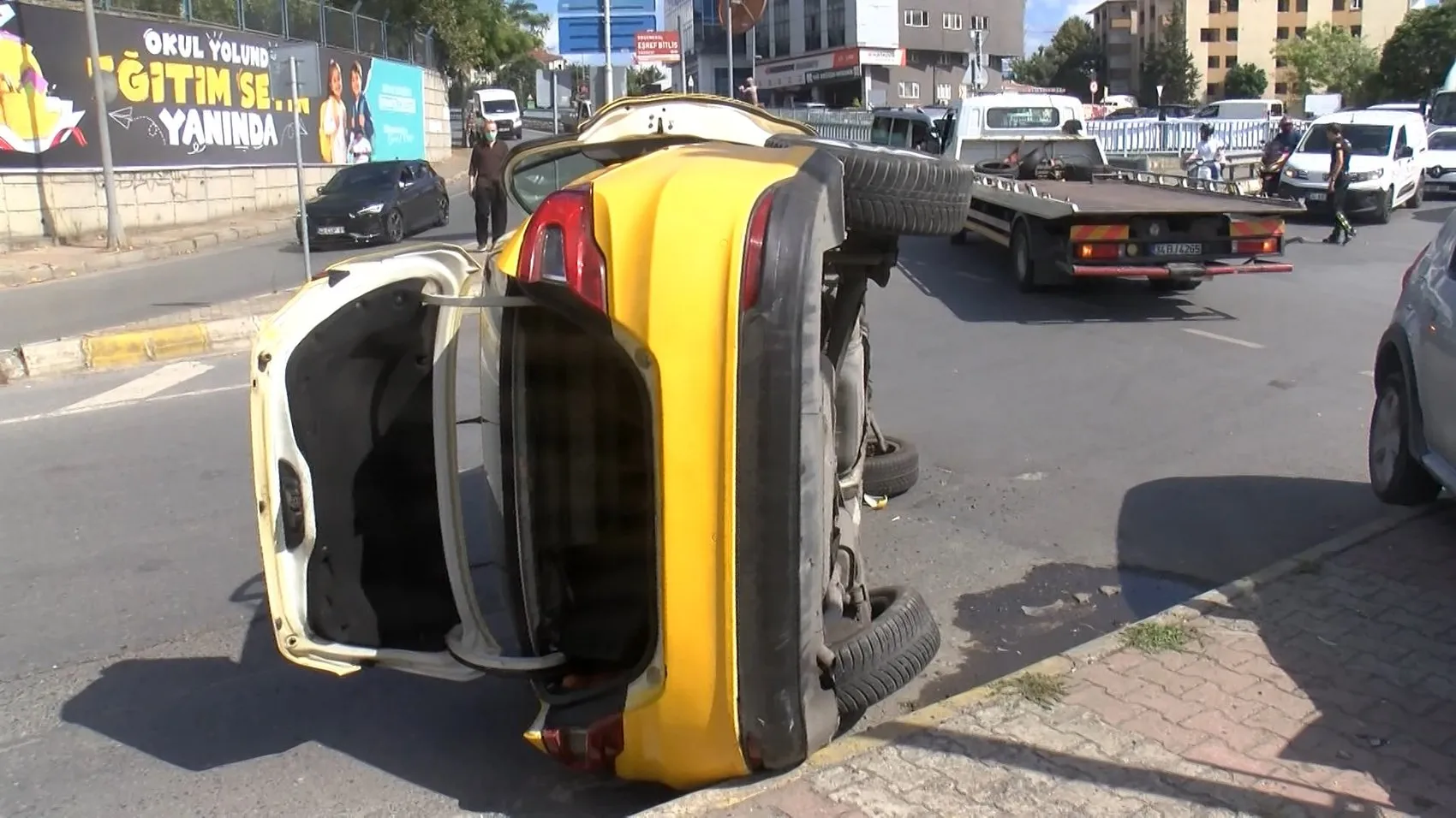 Güngören'de kaza anı Taksi devrildi, yolcu itfaiyenin müdahalesiyle kurtarıldı