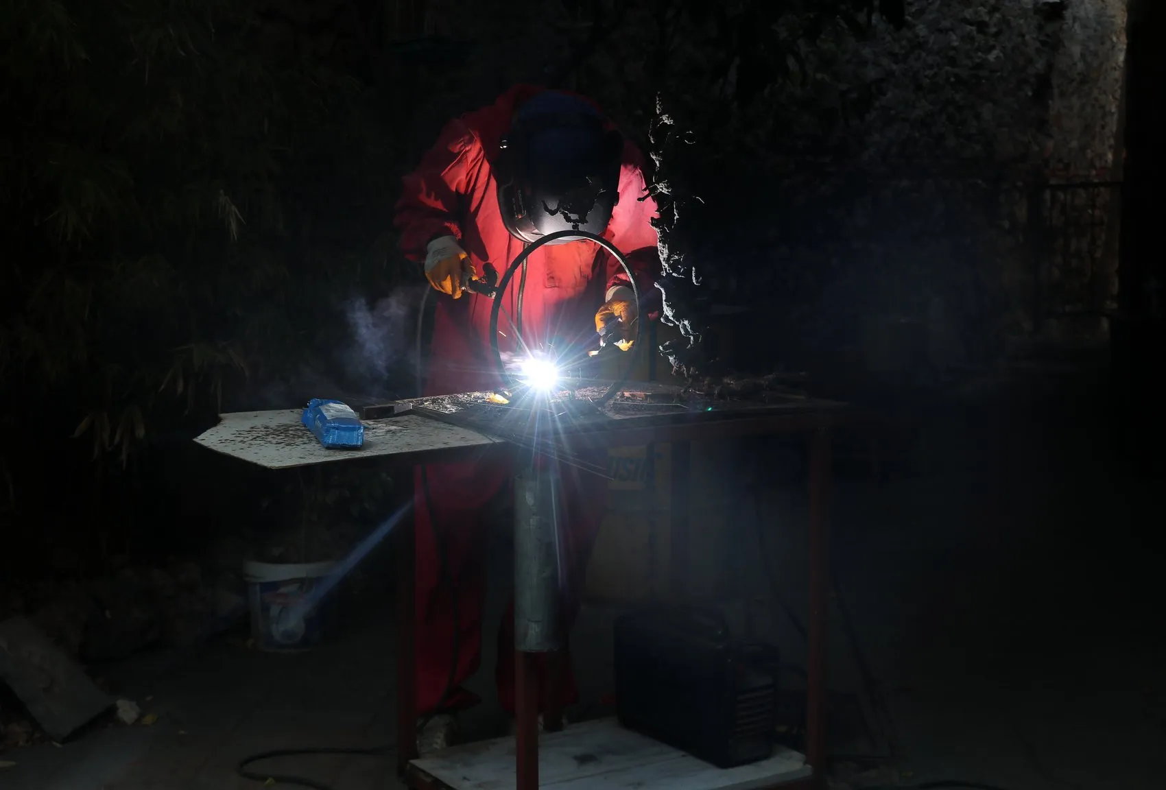 Sanatçı kaynak makinesiyle metalden heykeller inşa ediyor