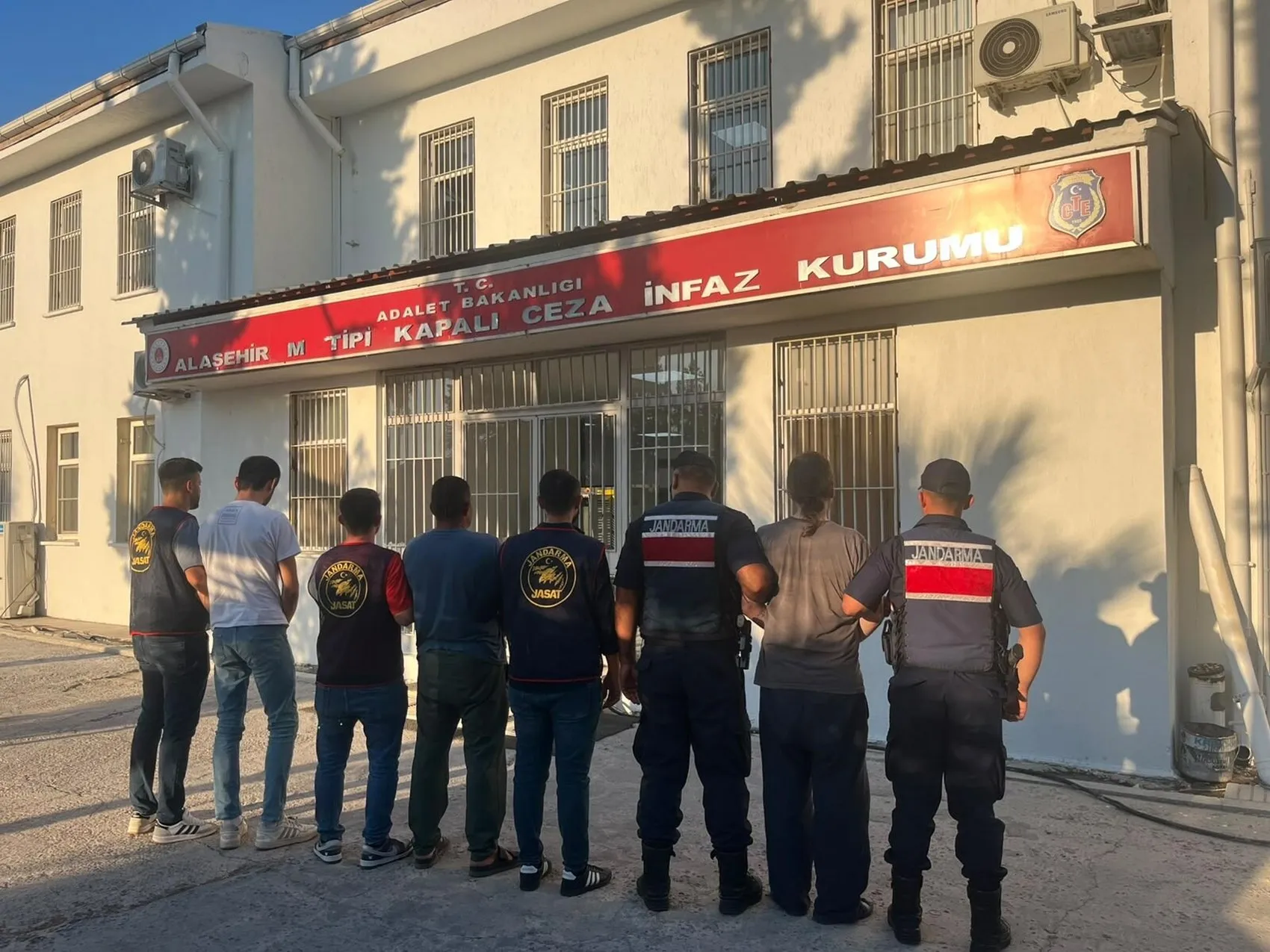 Alaşehir'de 21 adrese eş zamanlı uyuşturucu baskını