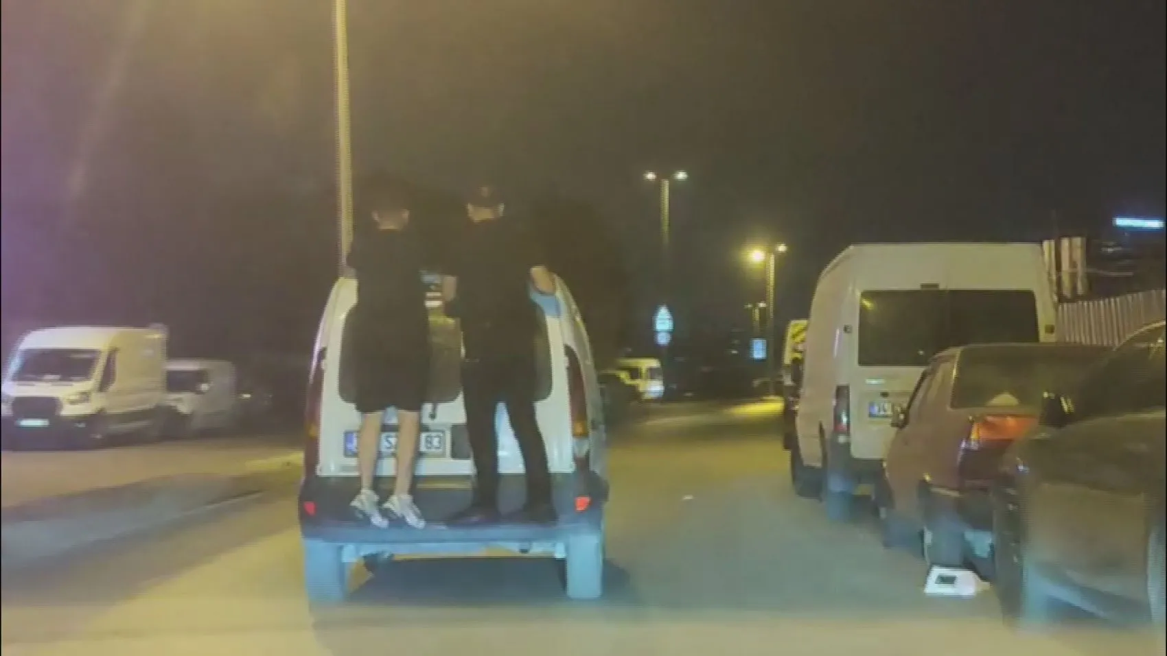 Zeytinburnu trafiğinde yürekleri ağza getiren tehlikeli oyun