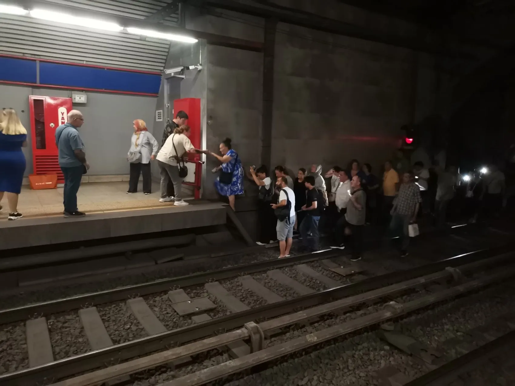 İzmir metrosunda raylara inen yolcular paniği sona erdi