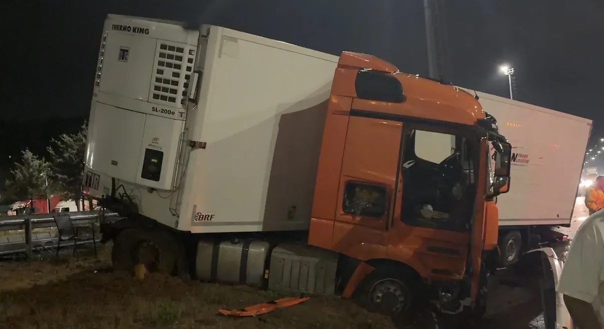 Ömerli'de kaygan yol TIR'ı bariyere savurdu Gece yarısı otoyolda kaza