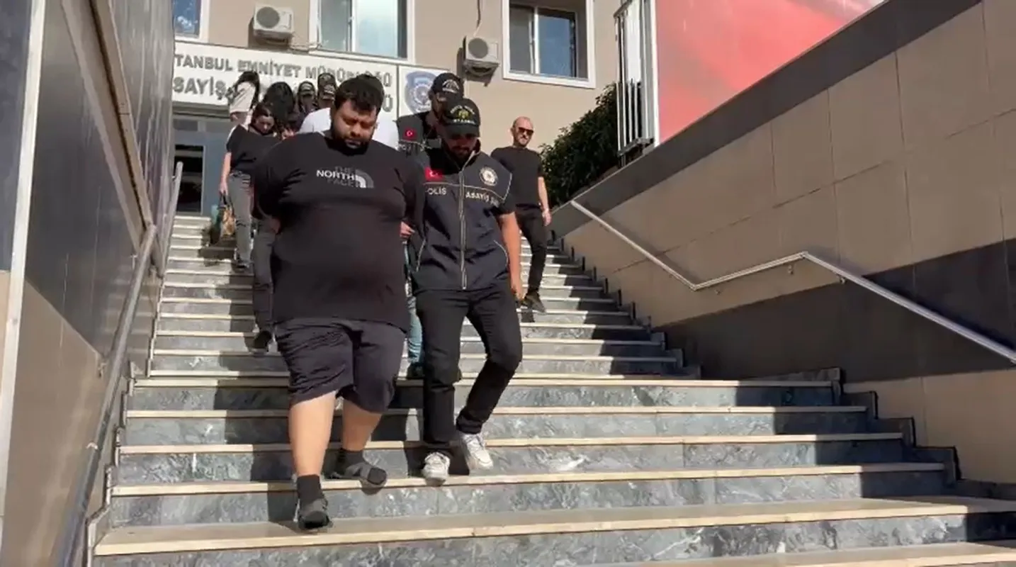 İstanbul’da Masaj Salonu Maskesiyle Fuhuş Çetesi Çökertildi 6 Şüpheli Adliyede