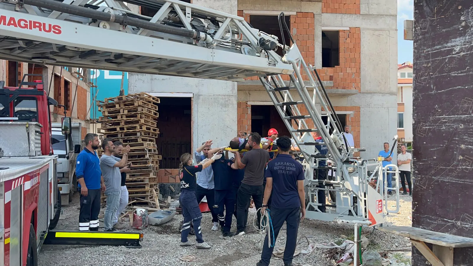 Sakarya’da inşaat işçisi akıma kapılarak ağır yaralandı