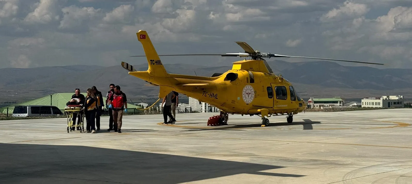 Karayazı'da traktör devrildi, genç sürücü helikopterle hastaneye yetiştirildi