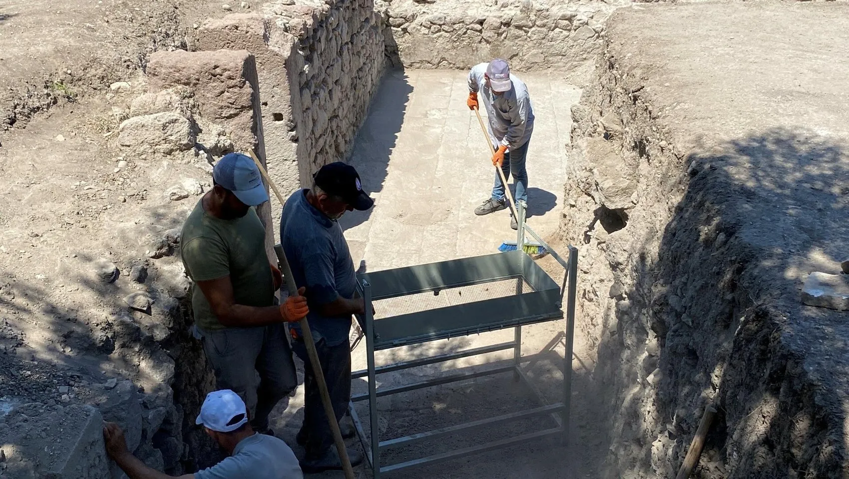 Çanakkale’de Roma dönemine ait devasa hamam gün yüzüne çıkıyor