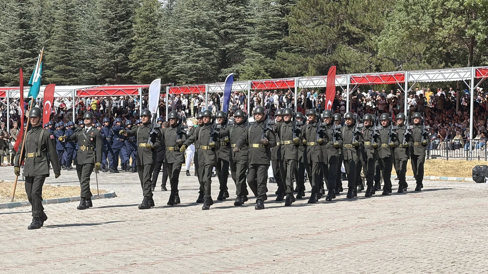 Dumlupınar'da 30 Ağustos coşkusu: Türk milleti esaret kabul etmez mesajı