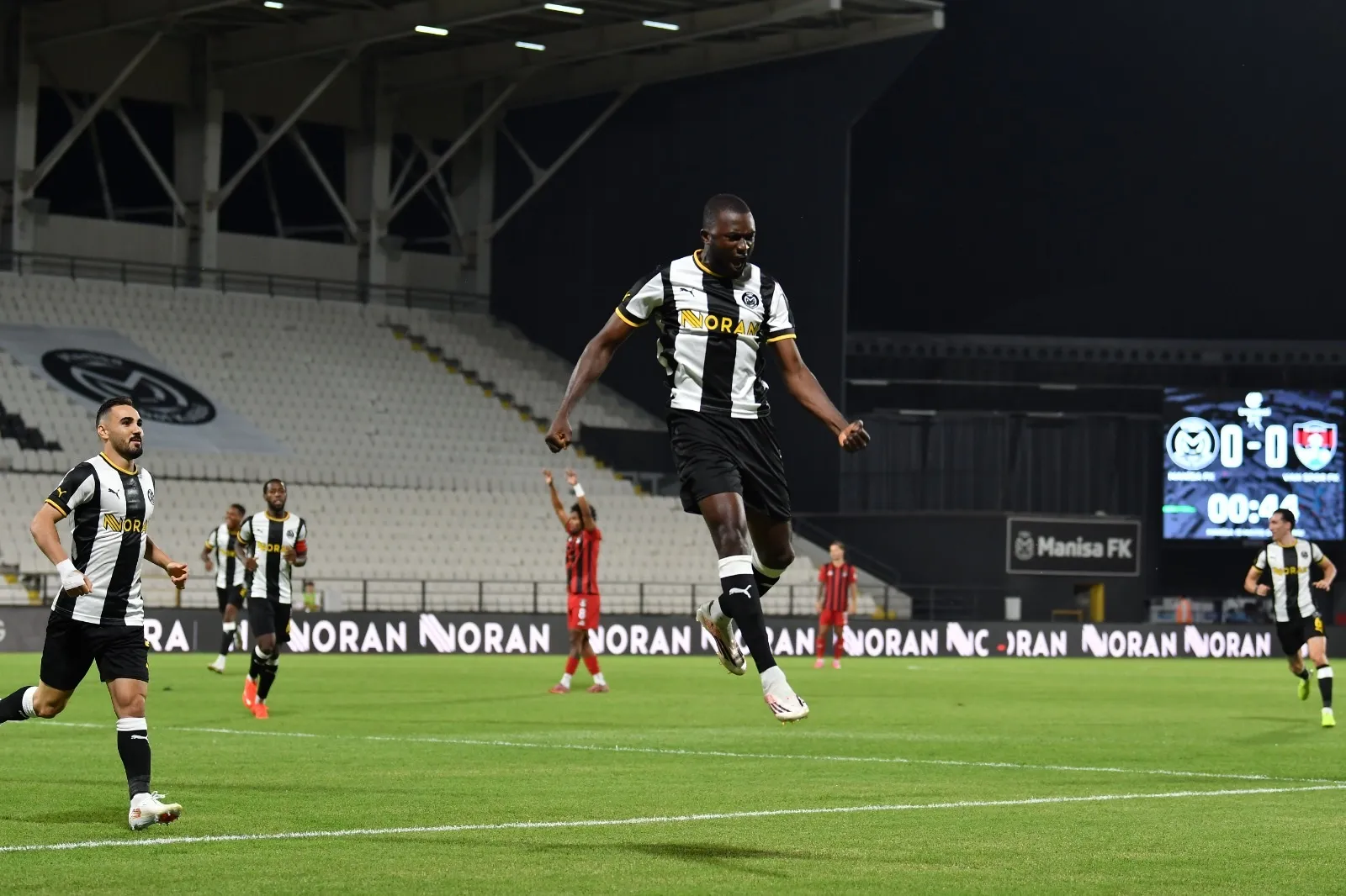 Manisa FK ve Van Spor karşılaşmasından kareler