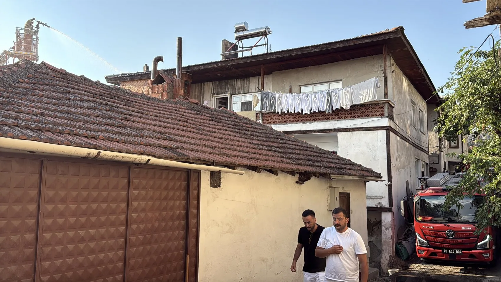 Safranbolu’da üç katlı binanın çatısı alevlere teslim oldu