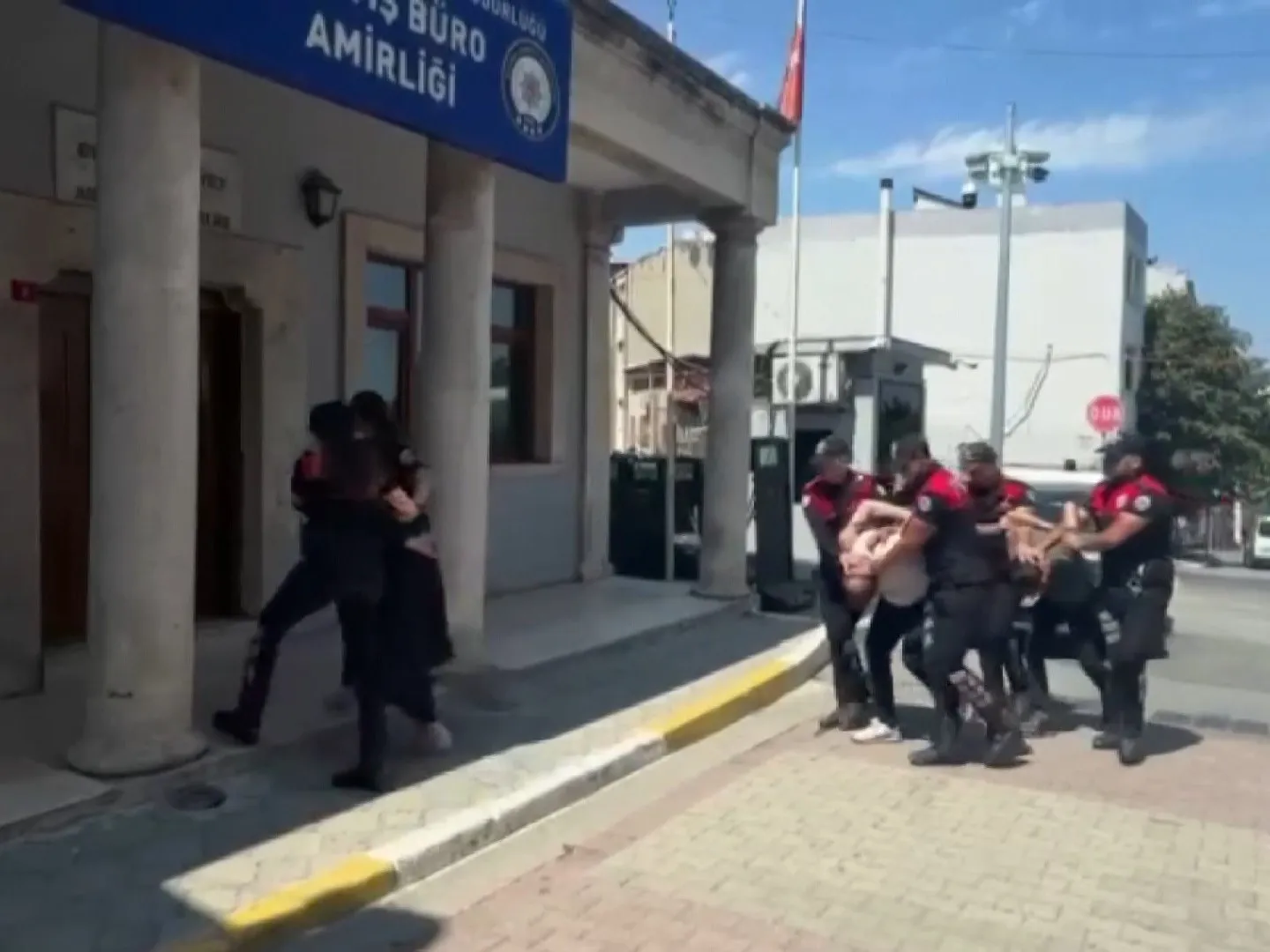 Adliye kavgasını basmaya giden silahlı gruba polis engeli