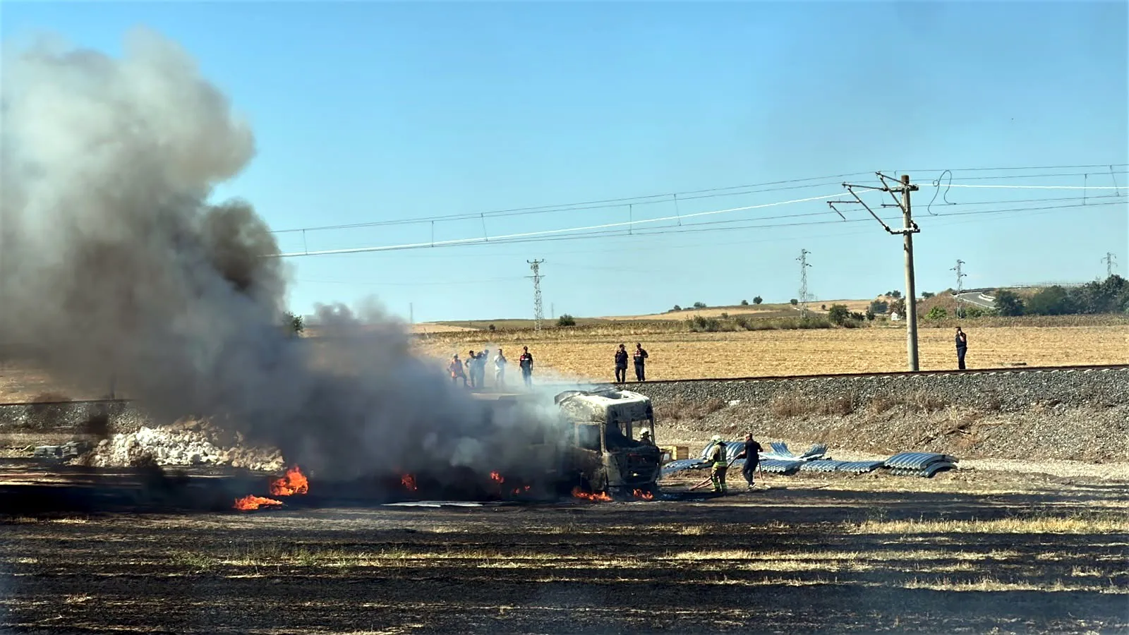 Edirne yol kenarında park halindeki TIR küle döndü