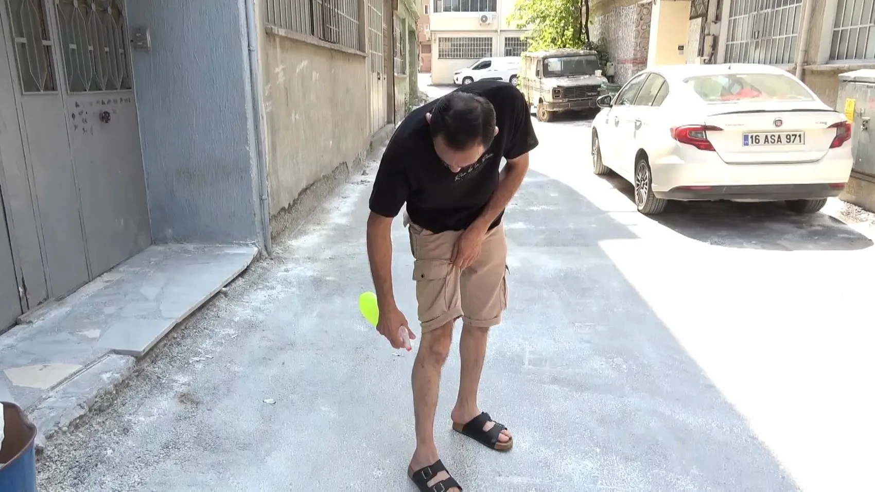 Bursa'da bir apartman sokağı pire istilasına sürükledi
