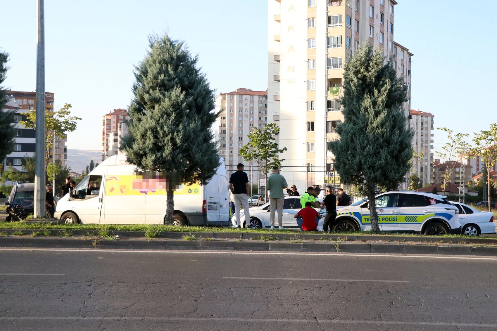 Kayseri'de kontrolden çıkan otomobil karşı şeritteki minibüse çarptı
