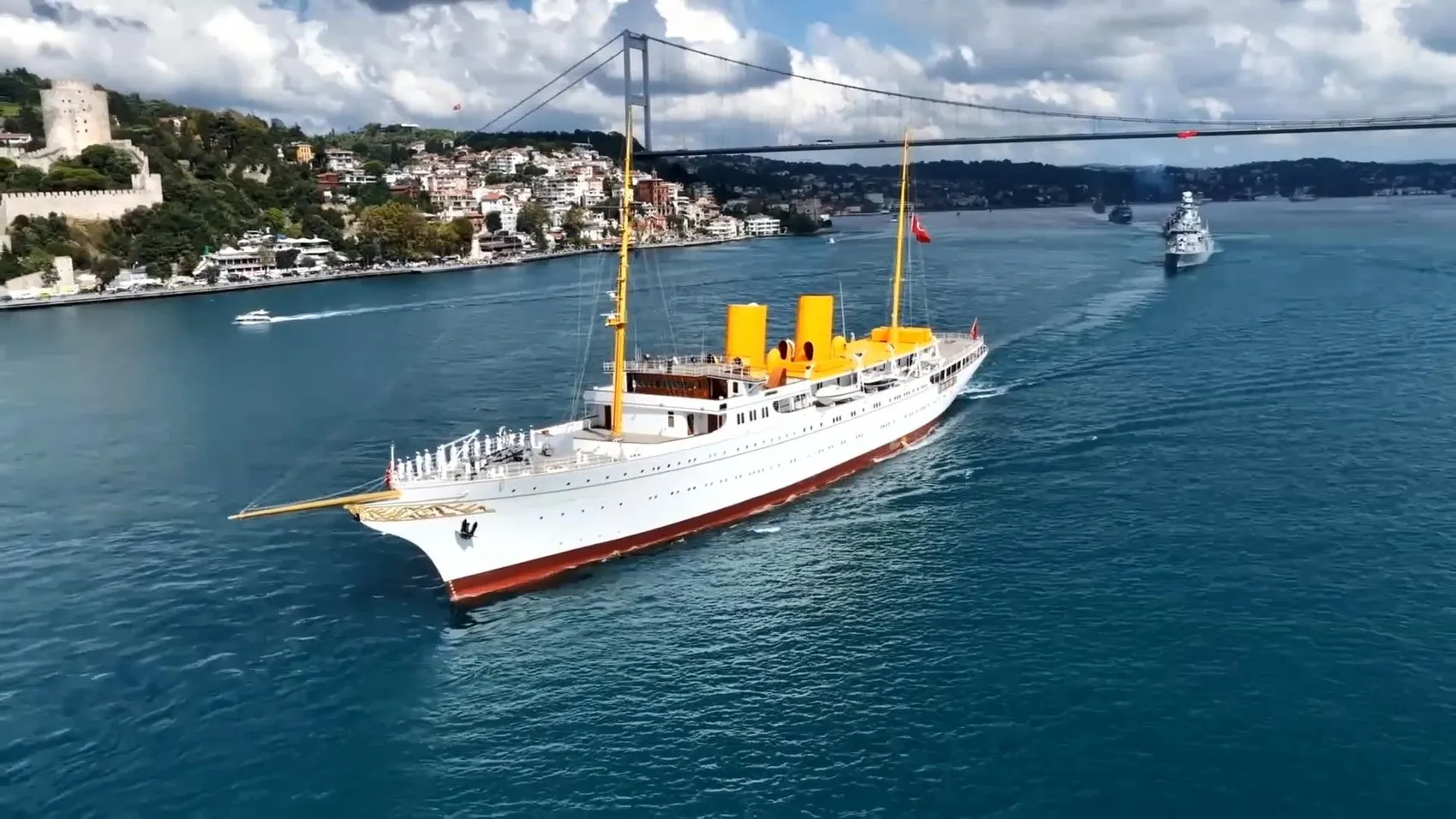 İstanbul Boğazı'nda 30 Ağustos coşkusu: 15 dev gemi tören geçişinde