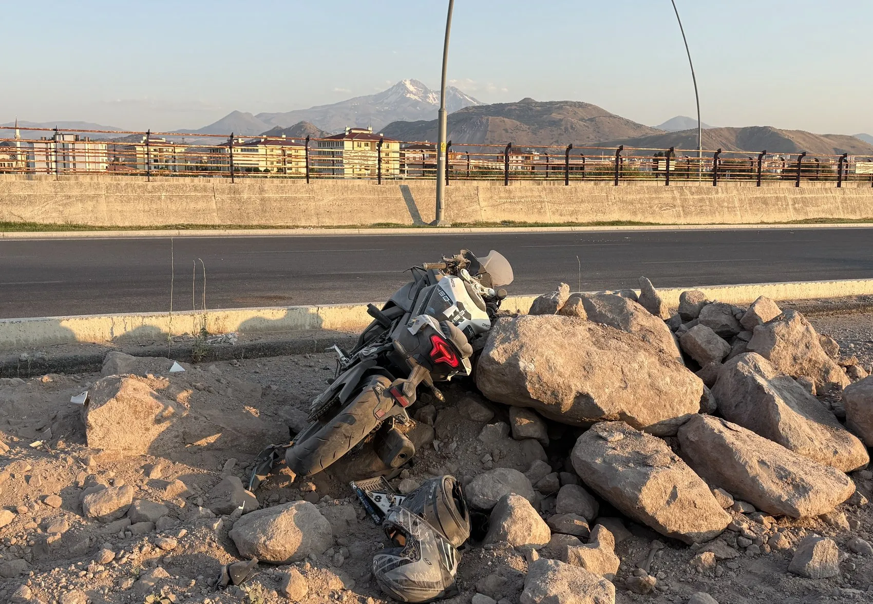 Kayseri'de motosiklet kazası iki kişiyi hastanelik etti