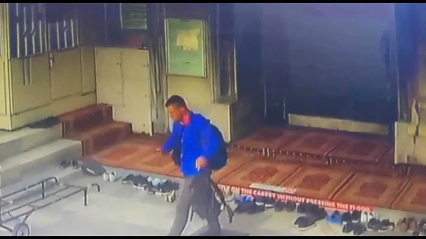 Cami avlusunda namaz kılarken birikimini çaldırdı