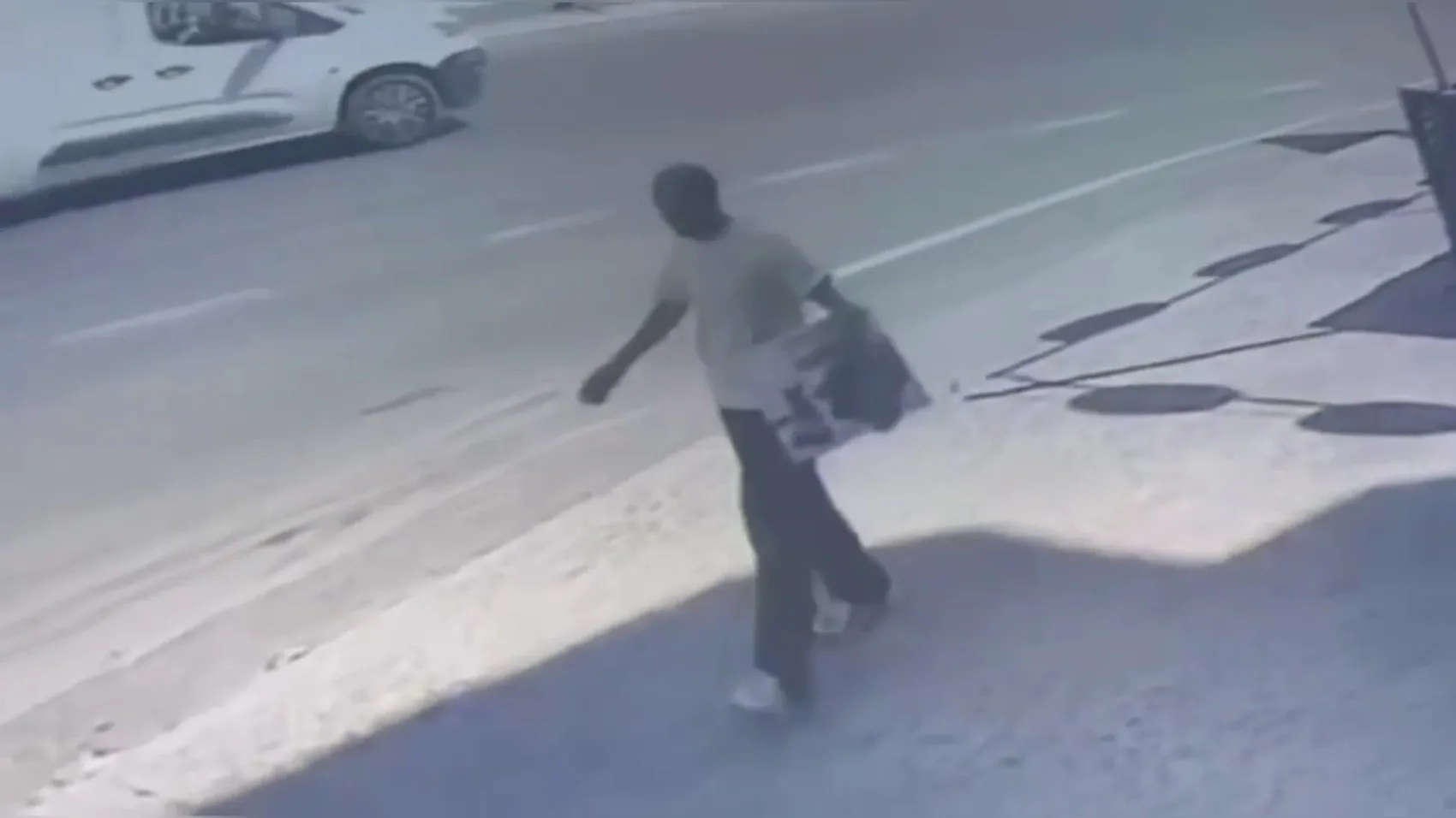 Gaziosmanpaşa'da kargo hırsızlığı kameraya yansıdı