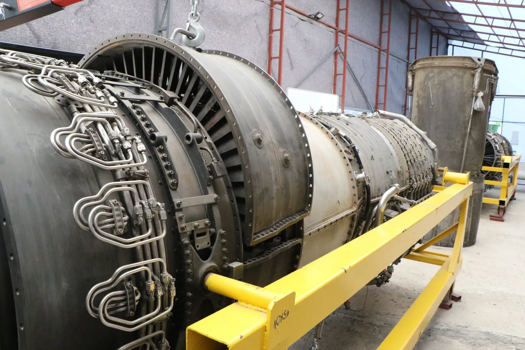 Samsunlu öğrenciler F-4 savaş uçağı motorunu söküp takıyor