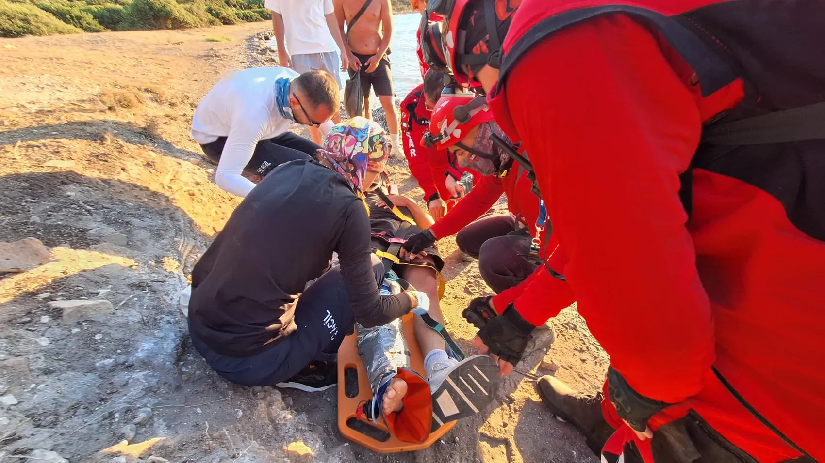 Bodrum'da Akvaryum Koyu'nda düşen genç deniz ambulansıyla hastaneye ulaştı