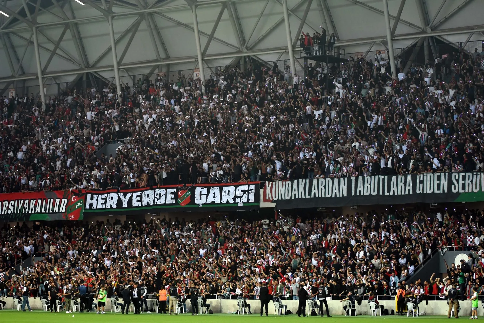 Karşıyaka üç branşta taraftarına seslendi