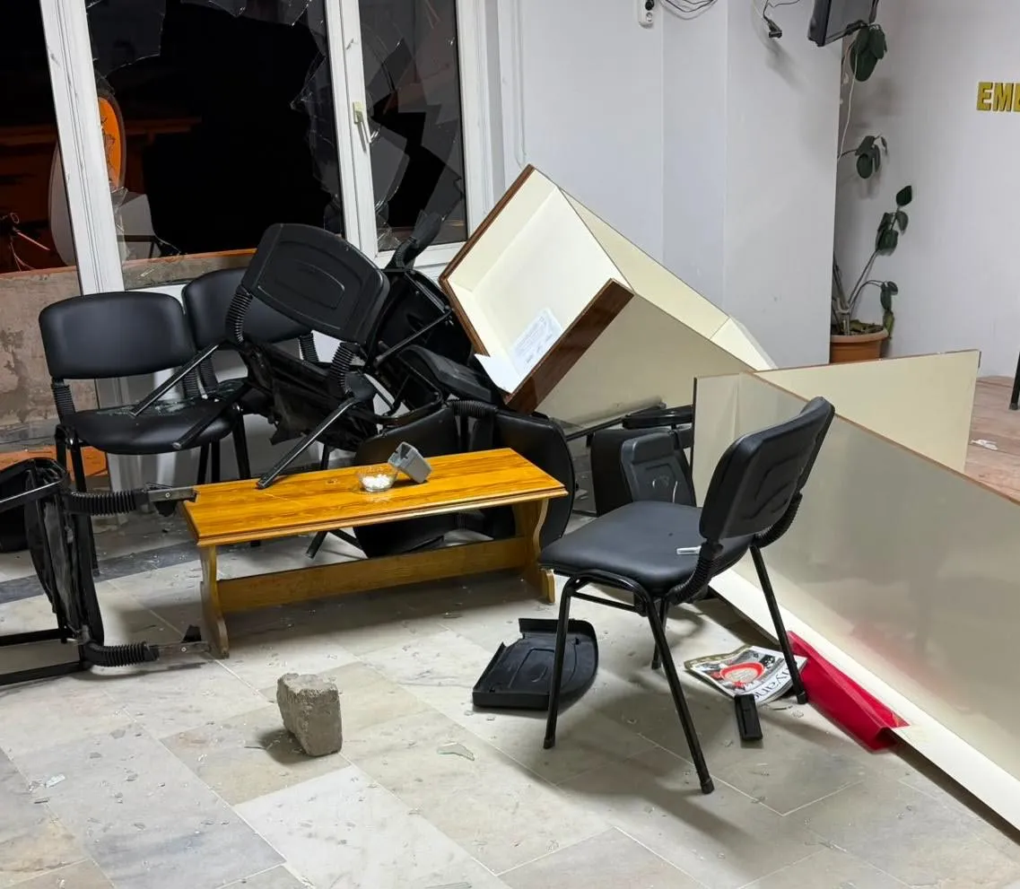 Kütahya Emet'te AK Parti ilçe binasına gece yarısı saldırısı