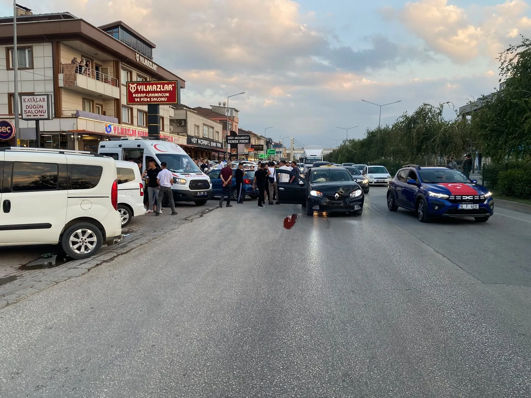İnegöl'de kaza anı kamerada Motosikletli çift ölümden döndü