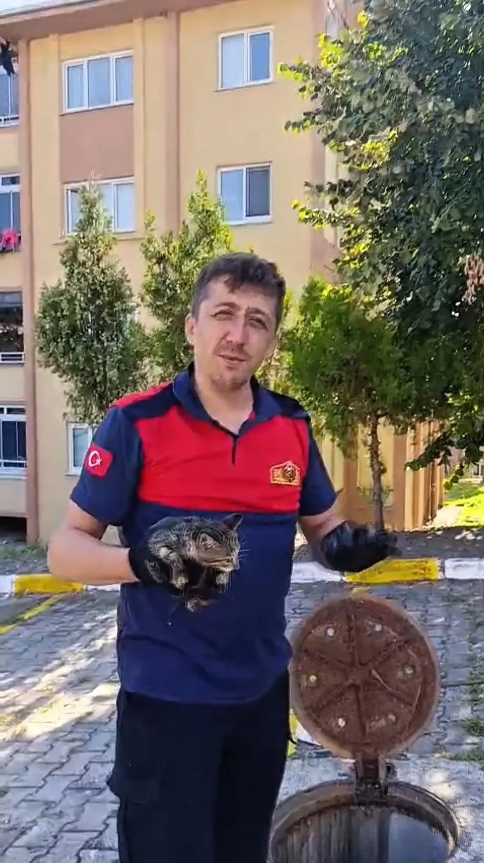 Zonguldak'ta rögara sıkışan yavru kedi bir saatlik uğraşla kurtarıldı