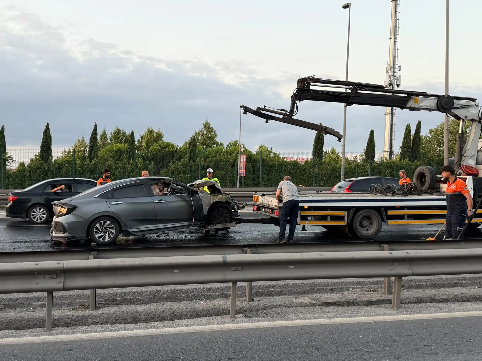 Bahçelievler'de kaza sonrası yanan araç trafiği kilitledi