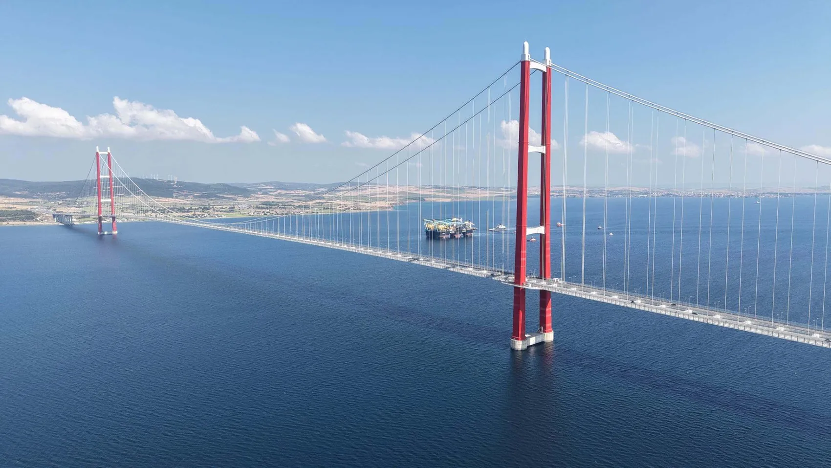 Dünyanın en büyük vinç gemisi Çanakkale Boğazı'ndan geçti