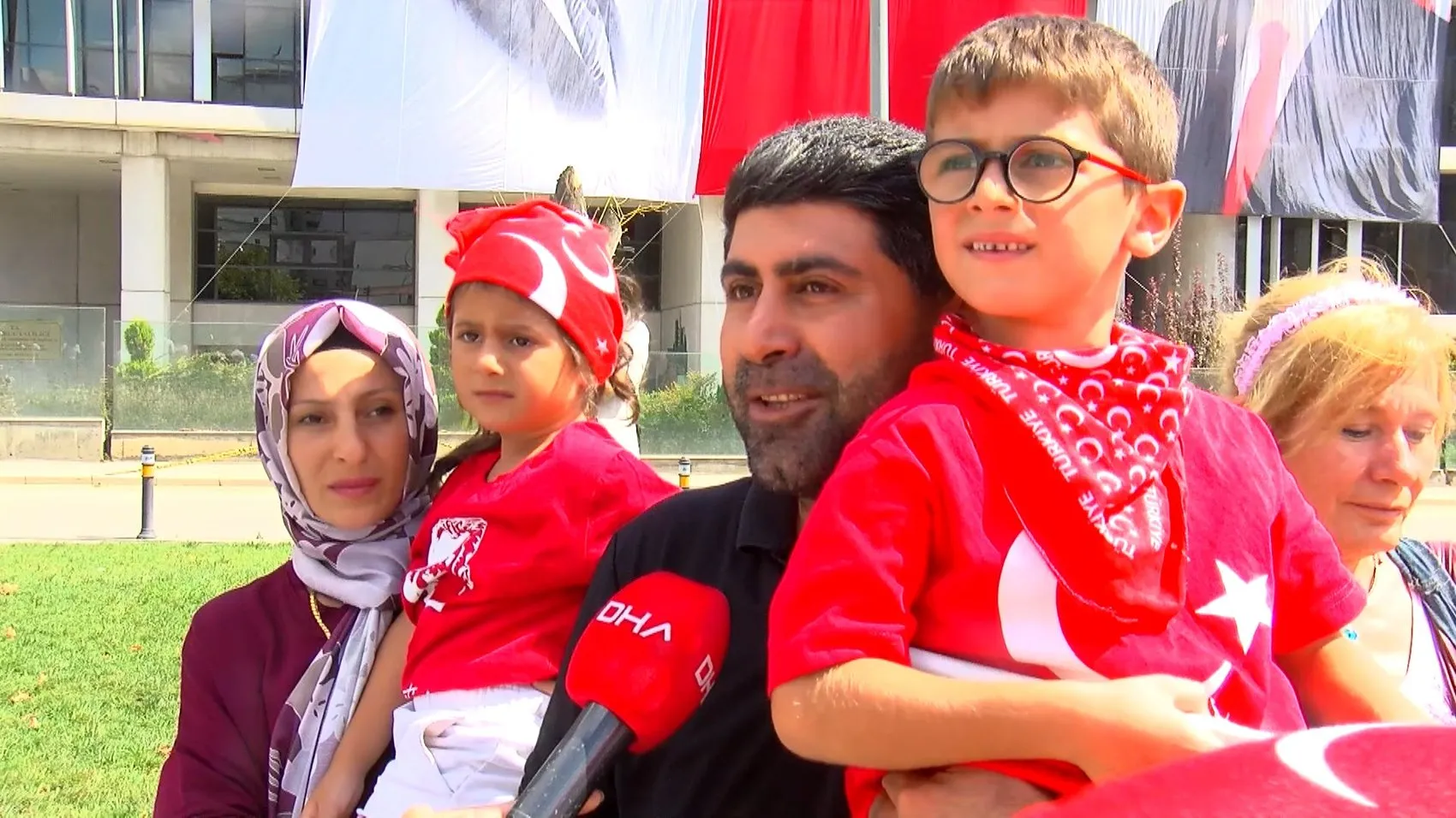 Vatan Caddesi'nde 30 Ağustos coşkusu: Miniklerden asker selamı, gazilerden vatan yemini