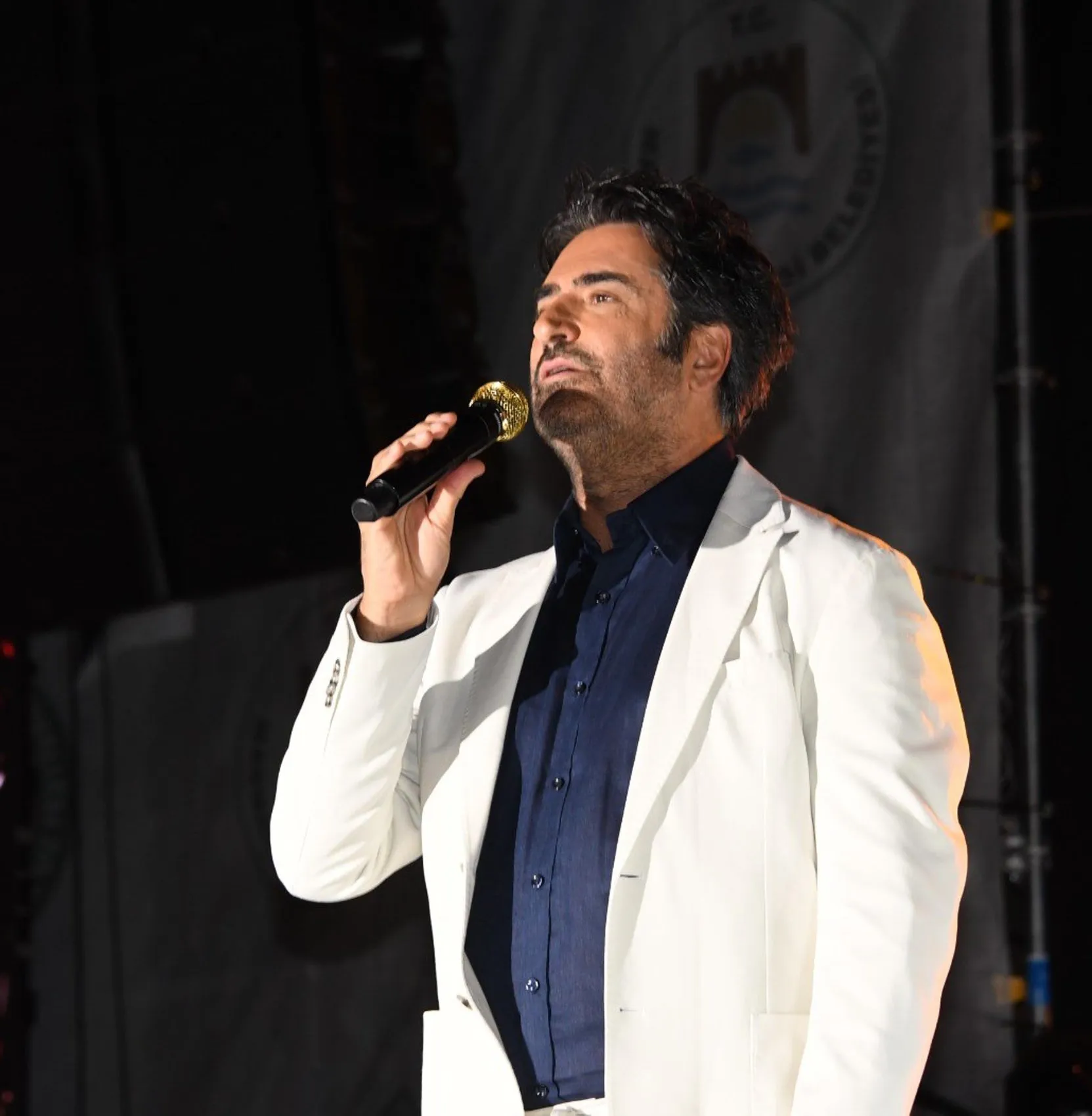 Mahsun Kırmızıgül sahnede barış mesajı verdi