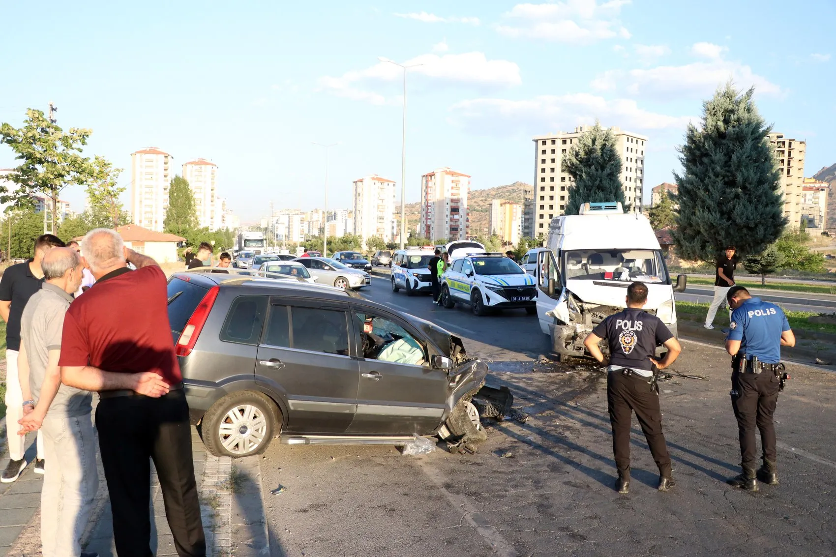 Kayseri'de kontrolden çıkan otomobil karşı şeritteki minibüse çarptı