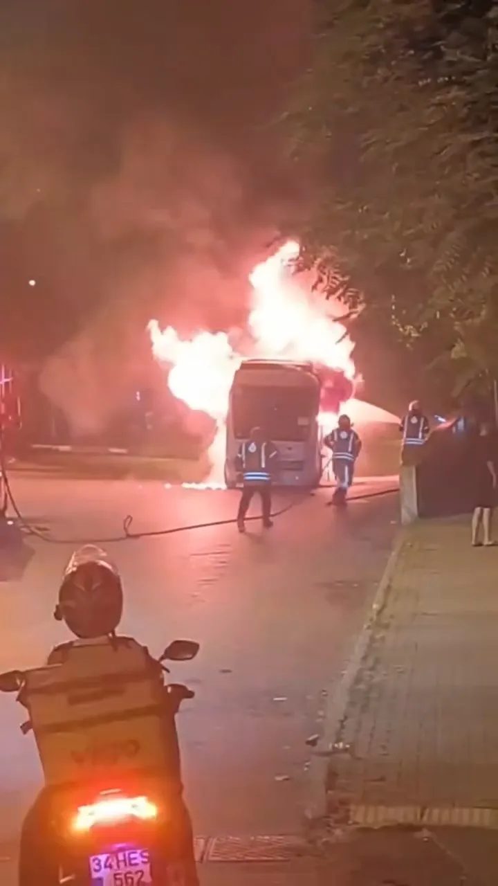 Kartal’da gece yarısı park halindeki minibüs küle döndü