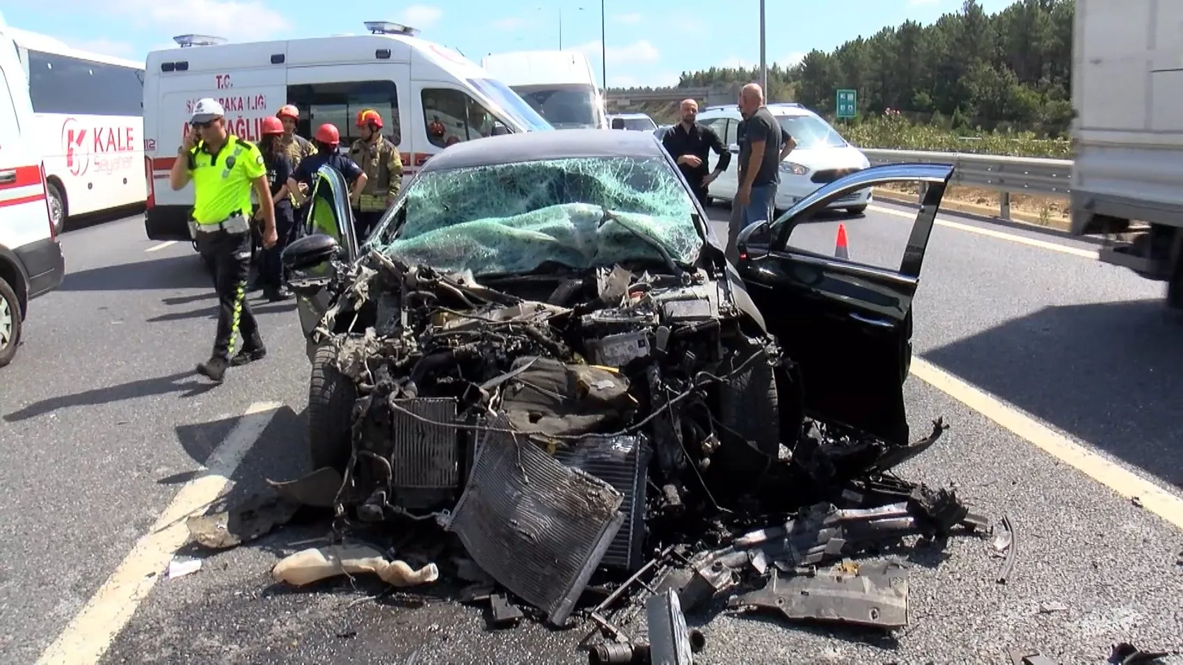 Otomobil kamyonete arkadan çarptı O yolda trafik durdu