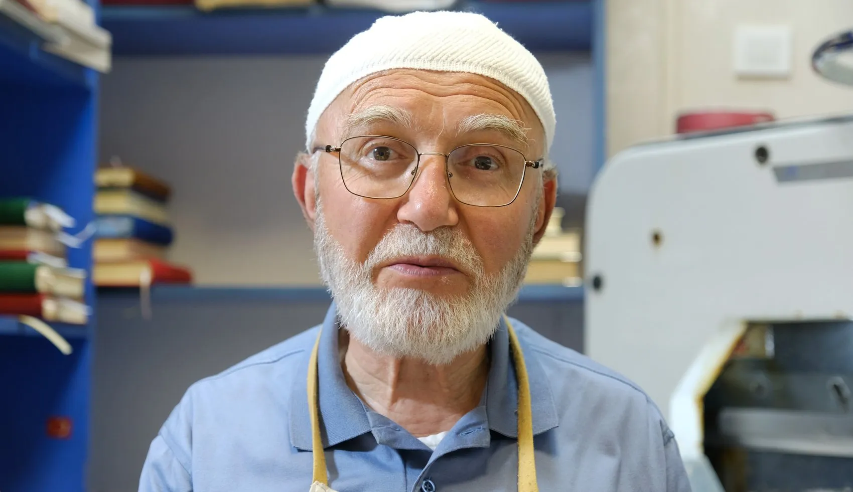 57 yıldır yıpranmış sayfaları sabırla yeniden hayata döndürüyor