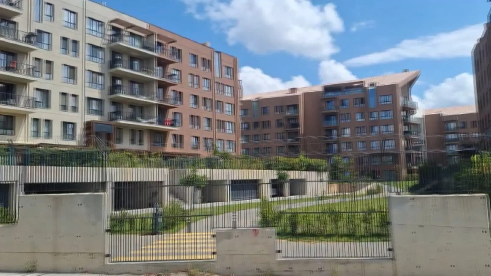 Çekmeköy'de rüzgarın uçurduğu oyun parkı çocukları yaraladı