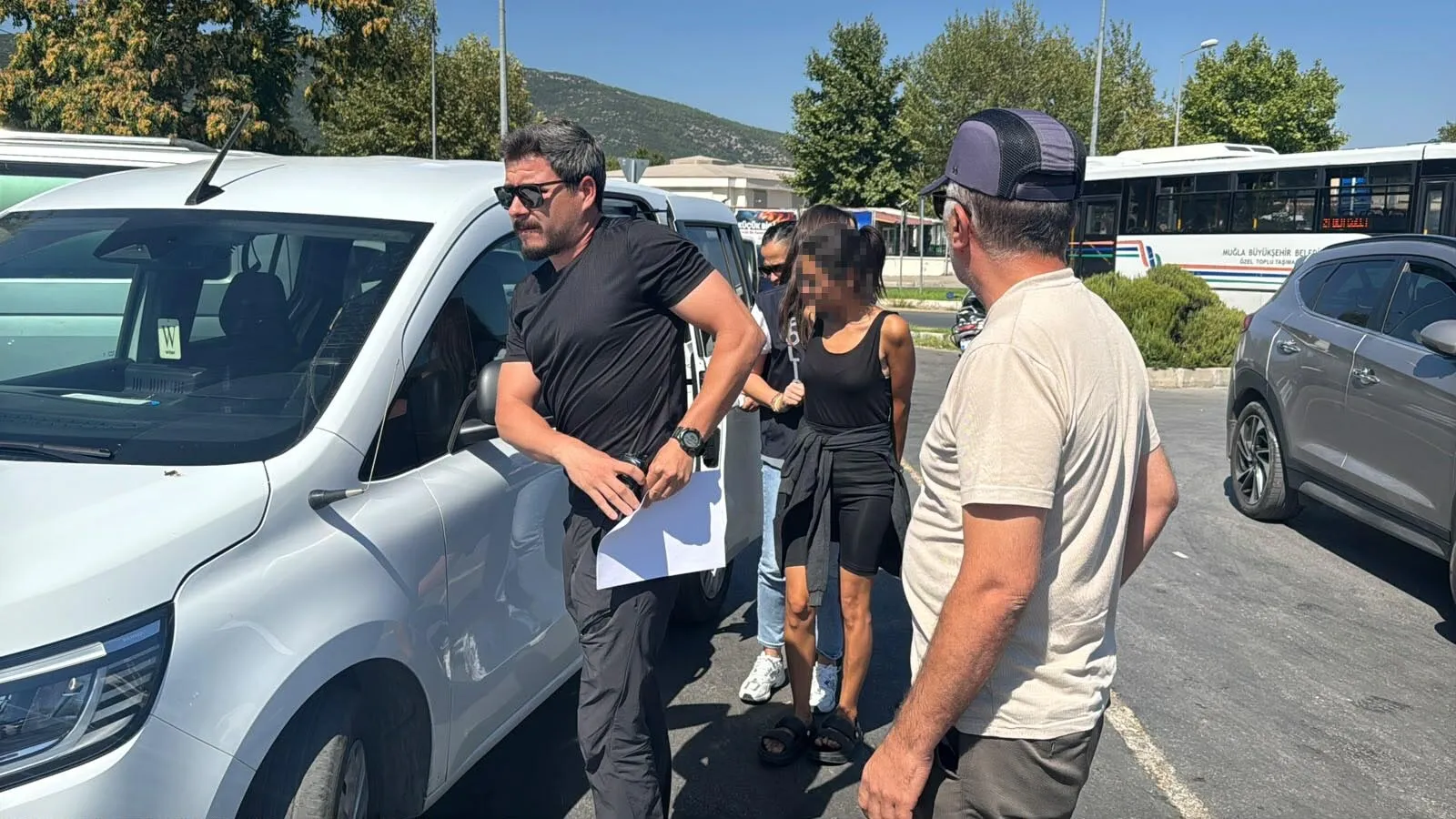 Muğla'da Türk bayrağını yakan kadın adliyeye çıkarıldı