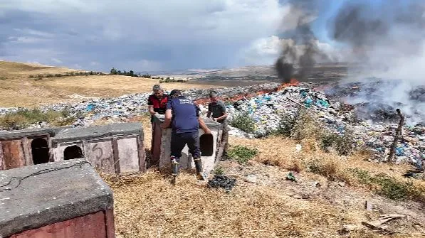 Sivas Şarkışla’daki eski çöplükte dumanlar yükseldi