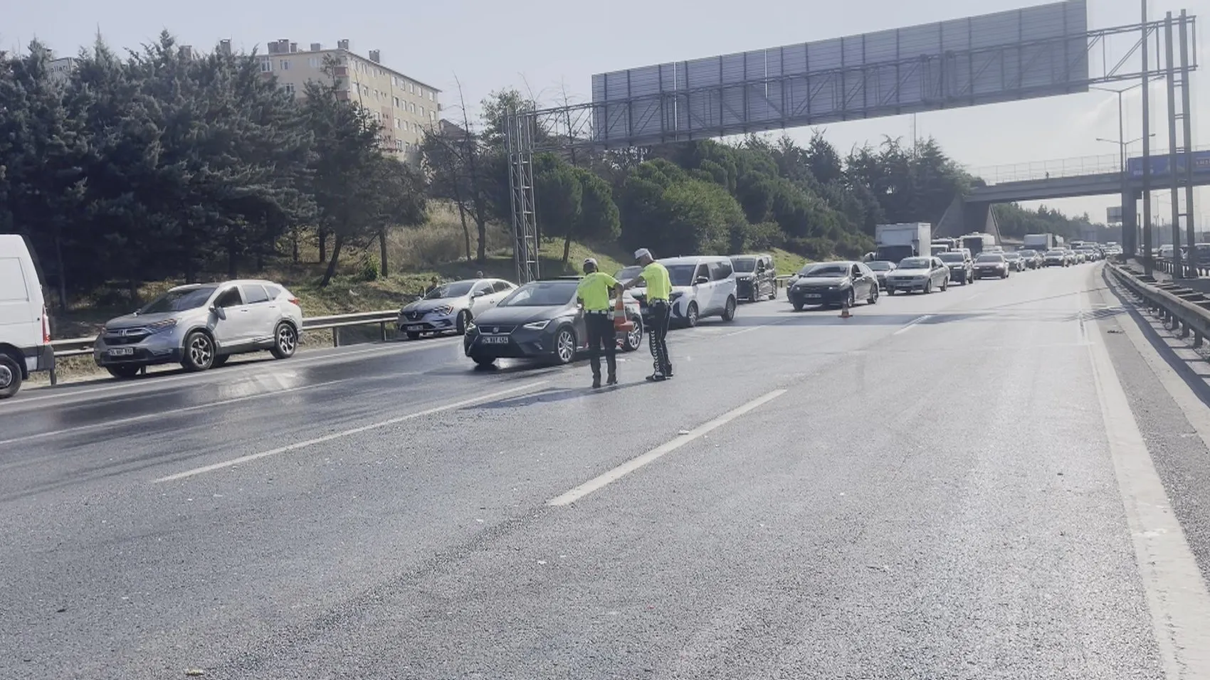 TEM Otoyolu’nda sabah trafiğini kilitleyen 10 araçlık zincirleme kaza
