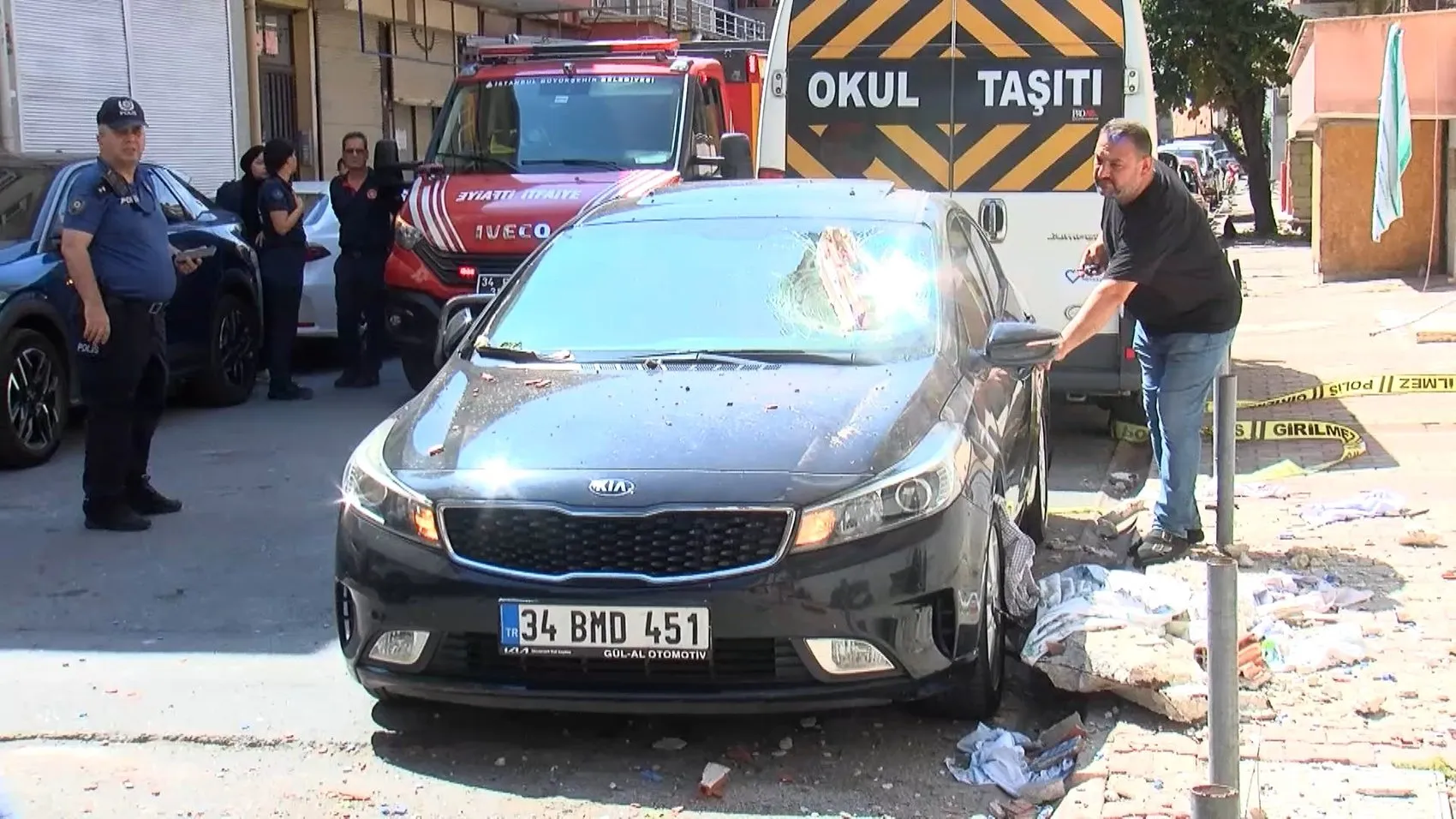 Ümraniye'de apartman balkonu büyük bir gürültüyle caddeye indi