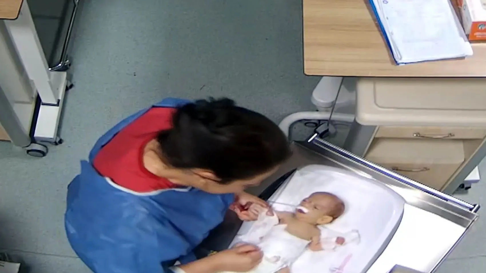 Kuvözde şiddet gören bebek davasında şaşırtan rapor