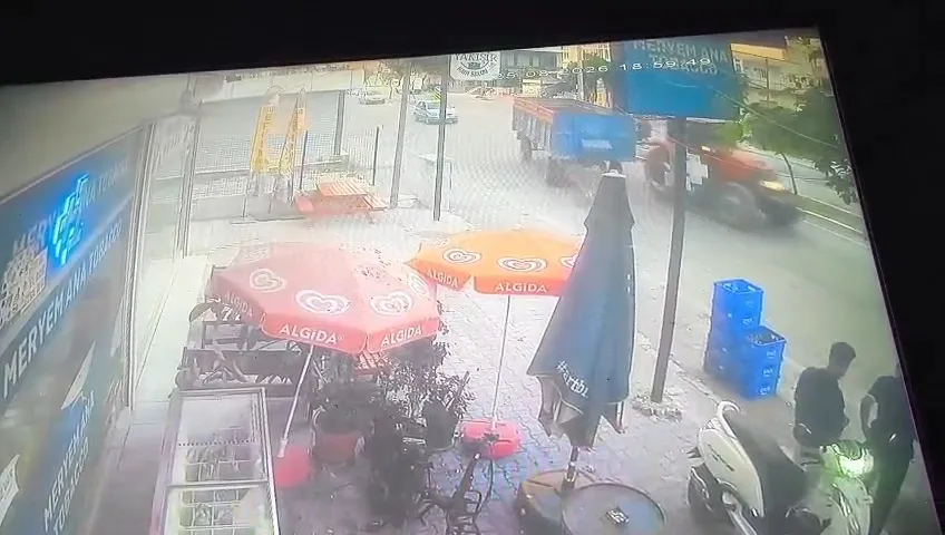 Traktörün römorku kopup kaldırımdakilere daldı, o anlar kamerada