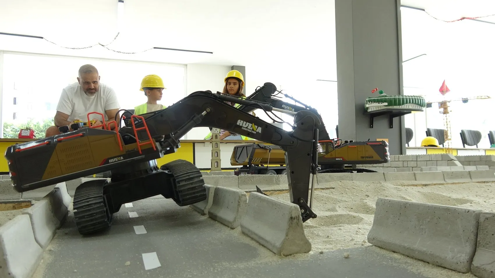 Bursa'da çocuklar bahane, yetişkinler iş makinesi başında şantiye kuruyor