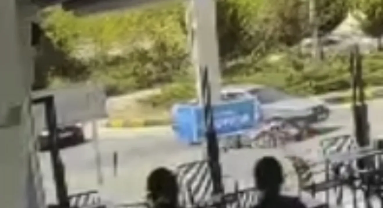Kavşakta motosiklet ile otomobil çarpıştı, o anlar kamerada