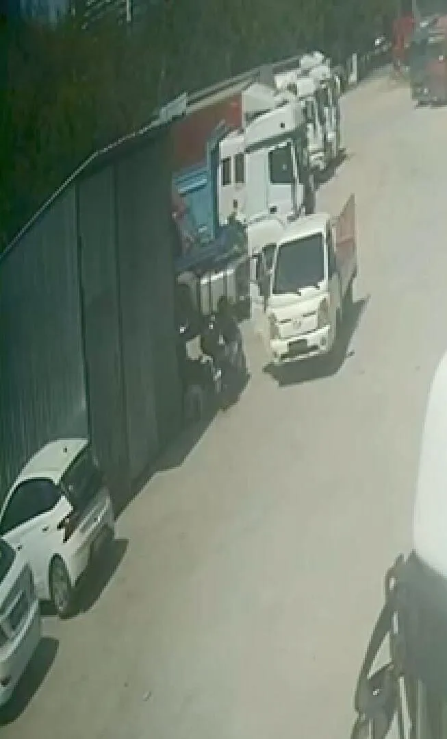 Esenyurt'ta kamyonetle gelip 49 kilo bakır kablo çaldılar