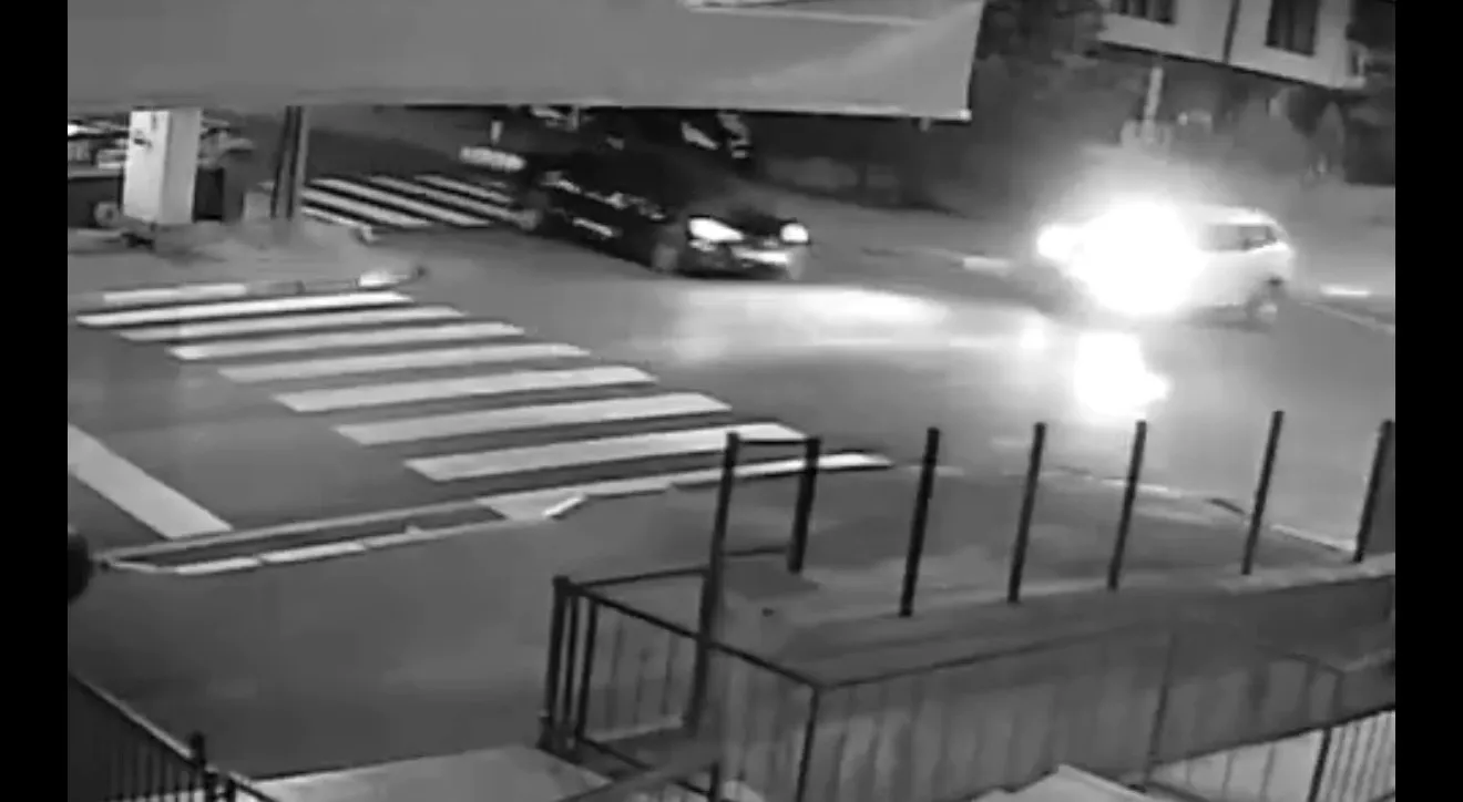 Ara sokaktan çıkan otomobil polis aracına çarptı, 2 memur yaralandı